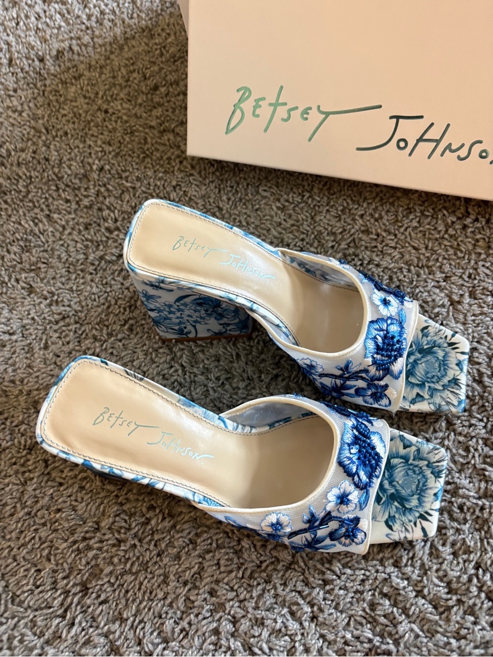 Betsey Johnson Blue and White Floral Block Heel Mules - Picture 4 of 7